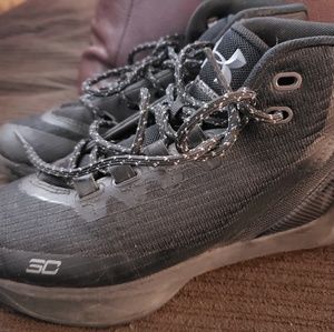 Boys size 4 UA Stephen Curry Basketball shoes